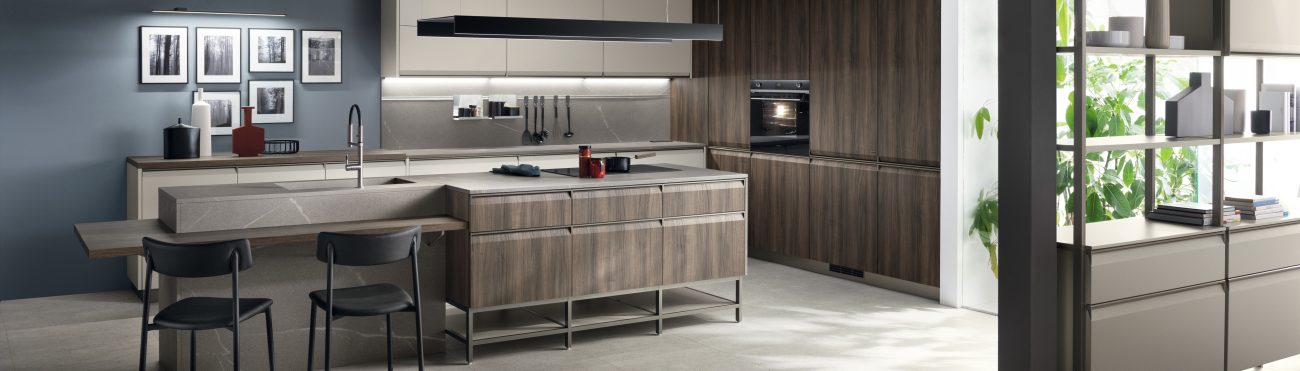 Open-plan kitchens: the new way of enjoying home life Homes have changed over recent years, just like you have. While the kitchen was once a closed-off area, today it has become the hub of day-to-day life: a space for cooking, working, chatting, and creating memories, together. Open-plan kitchens connected to the living room reflect this new approach, adapting to the different moments of the day. Additionally, open-plan kitchens are a modern and innovative solution, particularly popular among young people. Do you prefer to create intimacy or let ideas flow? Discover how to furnish your open-plan kitchen and living room.